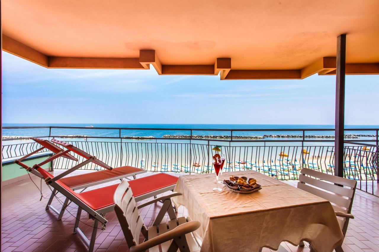 Hotel Cola Bellaria-Igea Marina Esterno foto