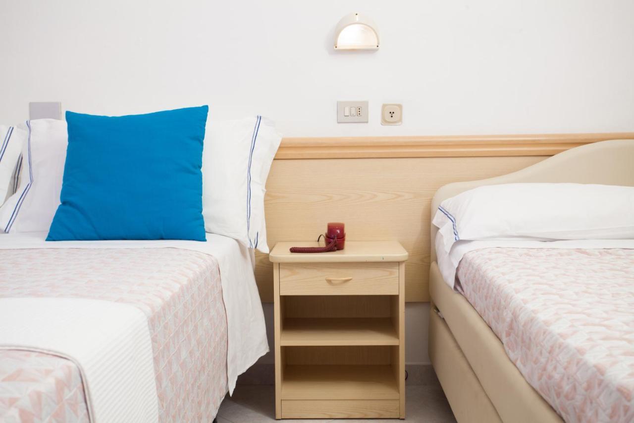 Hotel Cola Bellaria-Igea Marina Esterno foto