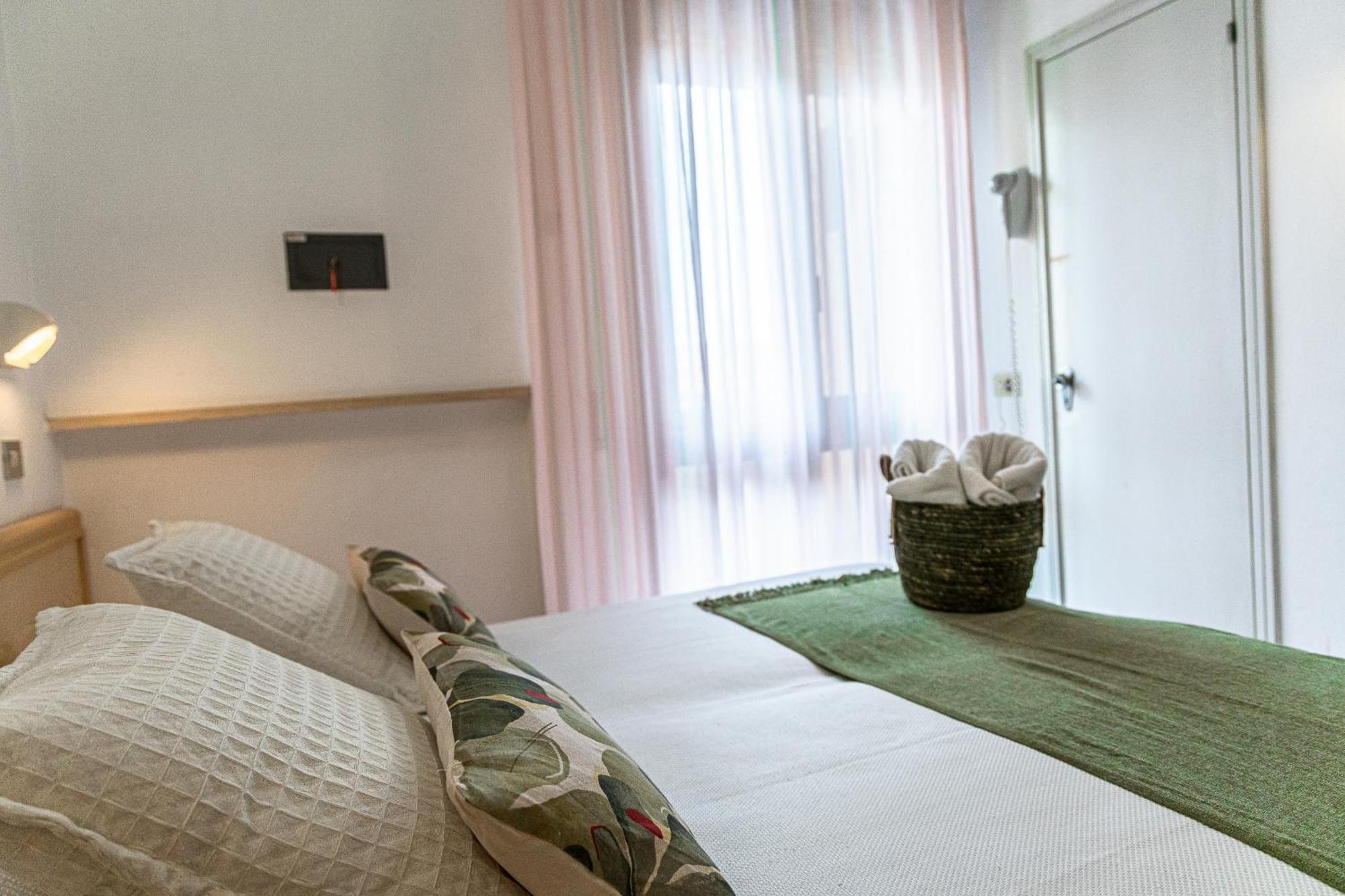 Hotel Cola Bellaria-Igea Marina Esterno foto